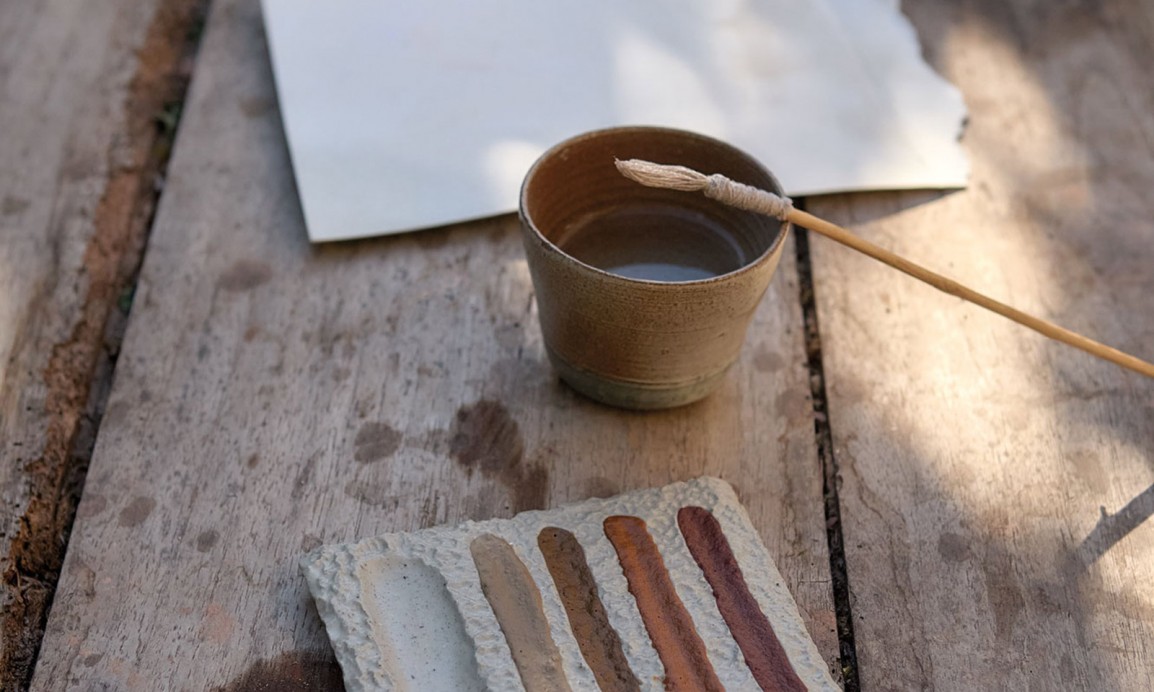 Paleta de cermica con pincel de algodn y acuarelas.