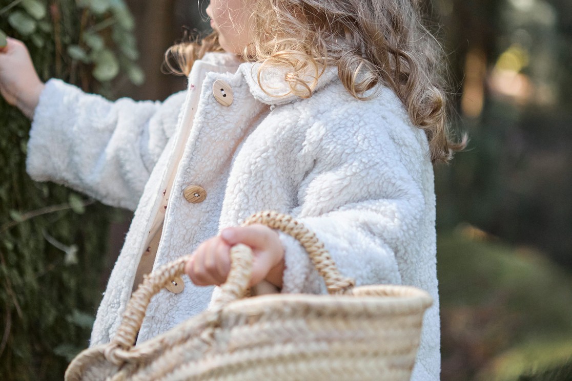 Manteau en fourrure avec boutons en bois