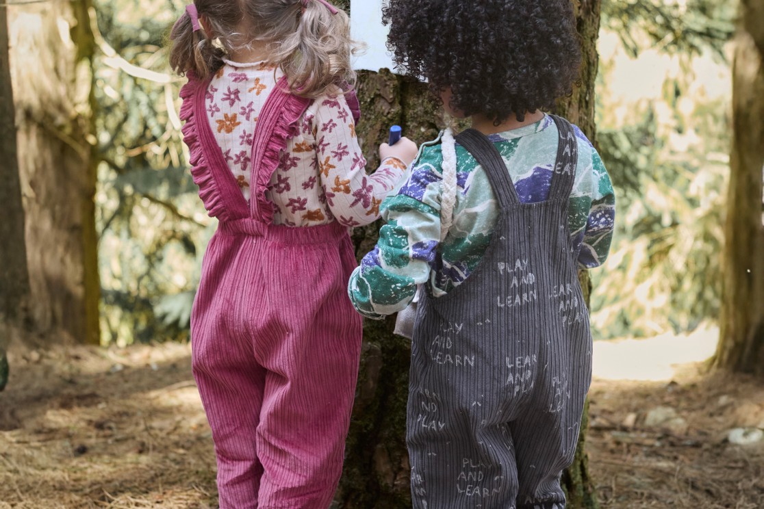 Combinaison en velours c�tel� avec broderie sur la poitrine