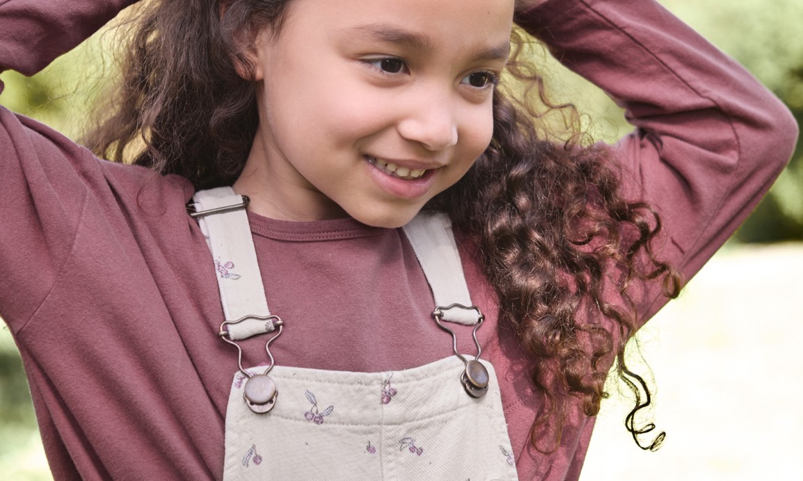 Salopette in twill di cotone con stampa di corbezzoli