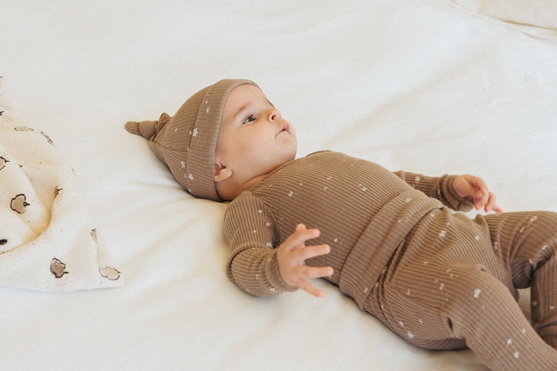 Gorro de malha com estampado de mirtilos